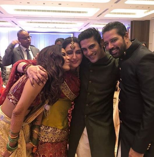 Newly-married Prateik Babbar & Sanya Sagar look stunning as they pose for pics together at Lucknow wedding reception!