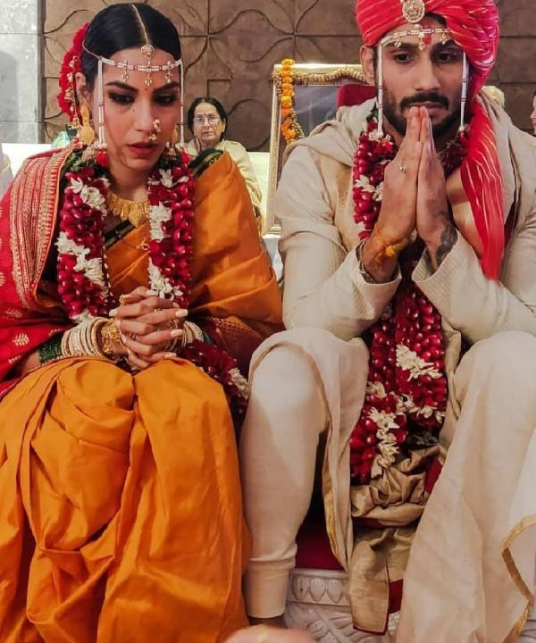 Newly-married Prateik Babbar & Sanya Sagar look stunning as they pose for pics together at Lucknow wedding reception!