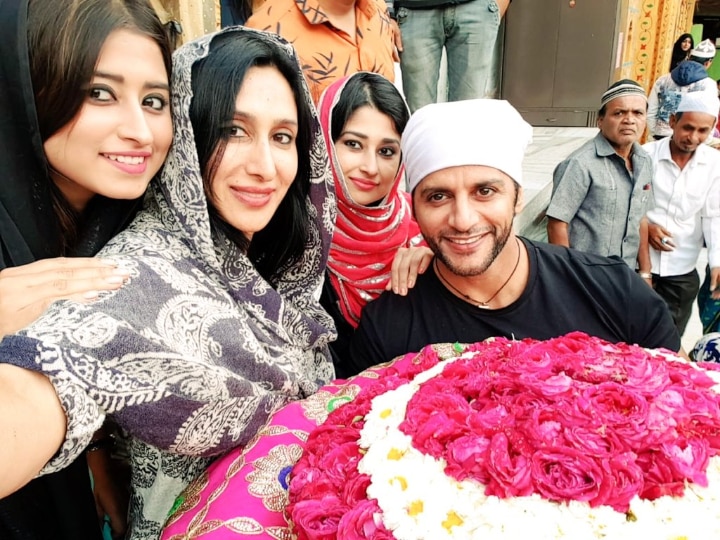 Bigg Boss 12 contestants Karanvir Bohra, Saba Khan, Somi Khan visit Ajmer Sharif (PICS INSIDE) PICS! After celebrating Teejay Sidhu's birthday, BB 12 contestants Karanvir, Saba & Somi visit Ajmer Sharif