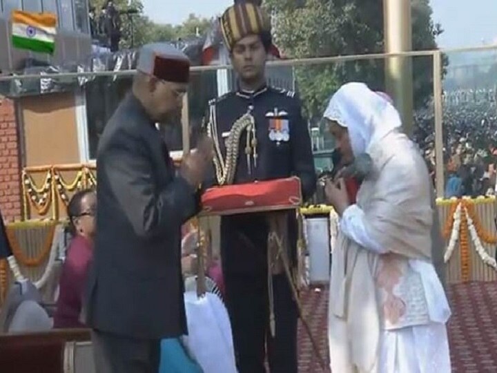 Republic Day 2019 Lance Naik Ahmed Wani's wife mother receive Ashok Chakra from President Kovind Republic Day 2019: Lance Naik Ahmed Wani's wife, mother receive Ashok Chakra from President Kovind