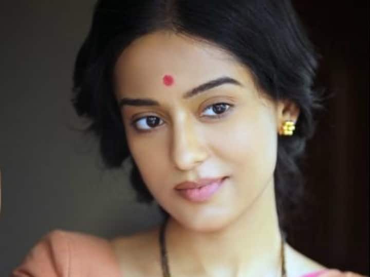 'Thackeray' actress Amrita Rao: Uncomfortable to do love-making scenes 'Thackeray' actress Amrita Rao: Uncomfortable to do love-making scenes 'Thackeray' actress Amrita Rao: Uncomfortable to do love-making scenes