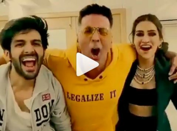 Original meets remix: Akshay Kumar, Kartik Aaryan and Kriti Sanon groove to 'Poster Lagwa Do'! Watch VIDEO! VIDEO: Akshay Kumar grooves to 'Poster Lagwa Do' with 'Luka Chuppi' stars Kartik & Kriti!