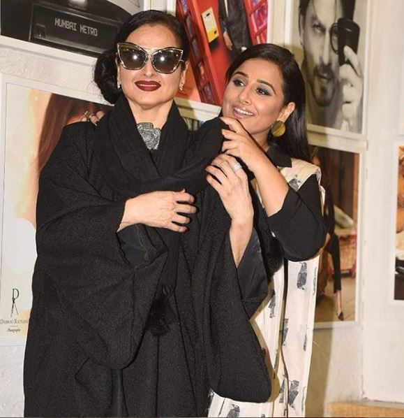 VIDEO: Rekha’s REACTION posing next to Amitabh Bachchan’s PIC at Dabboo Ratnani calendar launch will leave you in splits!