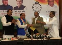 Gujarat Ex- CM Shankarsinh Vaghela joins NCP in presence of Sharad Pawar