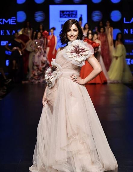 Lakme Fashion Week Day 2: Rajkummar Rao turns showstopper for Rajesh Pratap  Singh, Watch Videos Online | MissKyra Videos