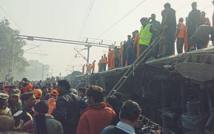 At least seven passengers died and 29 others were injured early Sunday when a rail fracture caused 11 bogies of the Delhi-bound Seemanchal Express to jump the tracks in Bihar's Vaishali district/ Image: ANI