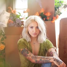 Fans find Anushka Sharma\'s look alike in US singer Julia Michaels & pics have taken internet by storm!