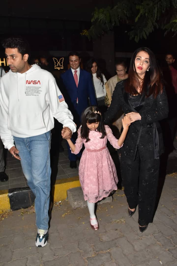 Both Aishwarya and Abhishek were holding Aaradhya's hands as they walked out of the restaurant.
