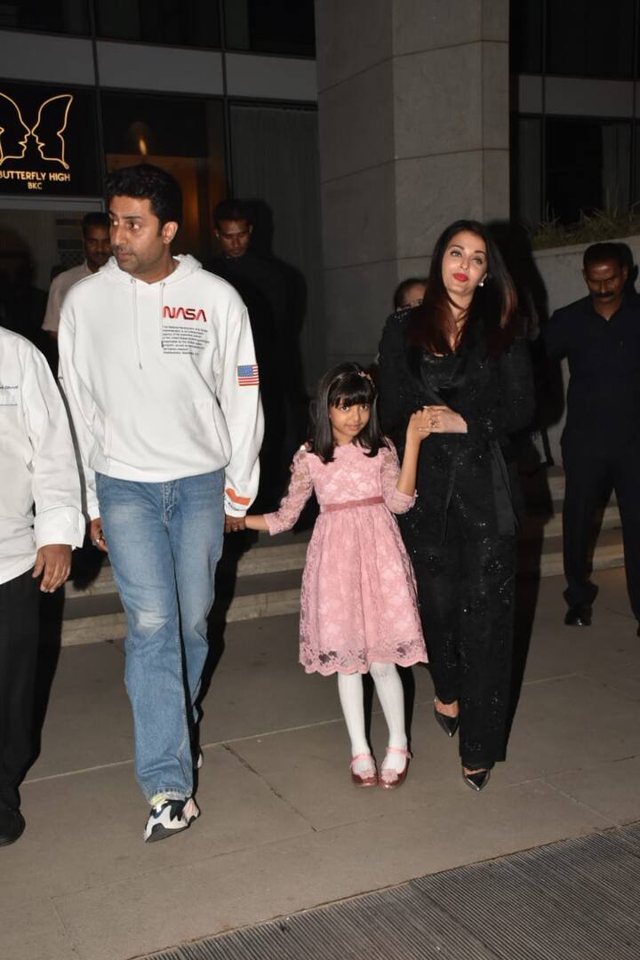 The little one looked every bit adorable as she walked hand-in-hand with her parents