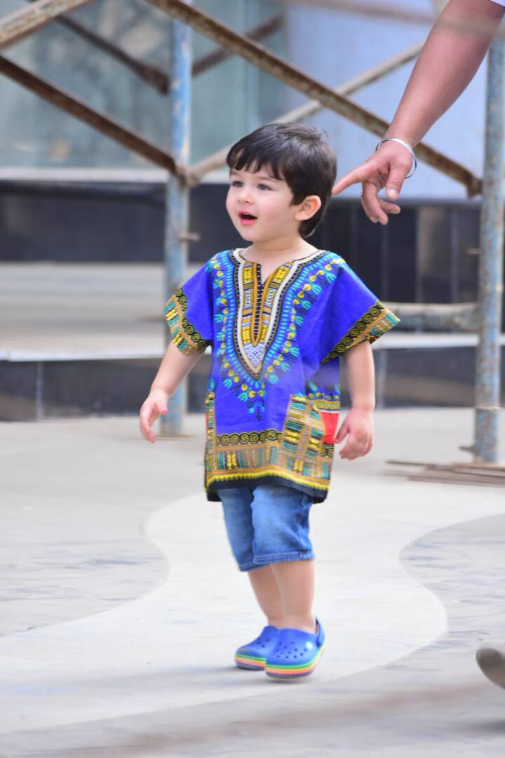 The lil one was donning a bright blue dashiki along with denim shorts and matching blue shoes, giving us an impression that he is taking fashion cues from his super stylish mother. 