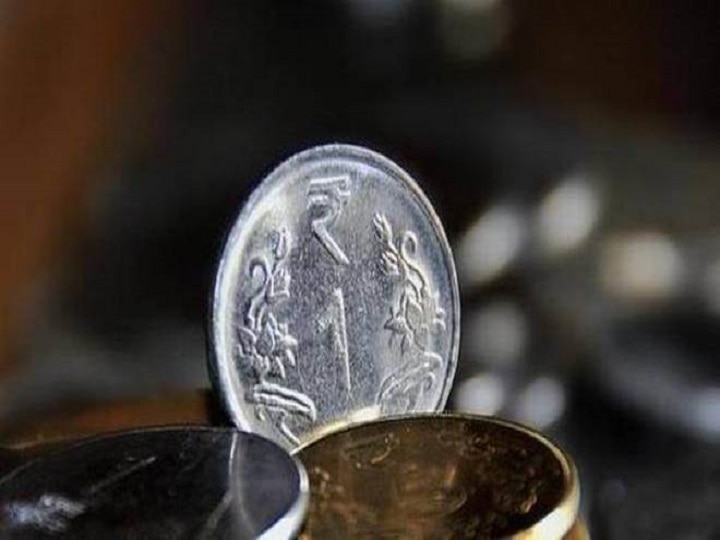 Rupee rises 32 paise to 69.70 vs USD in early trade amid easing crude prices Rupee rises 32 paise to 69.70 vs USD in early trade amid easing crude prices