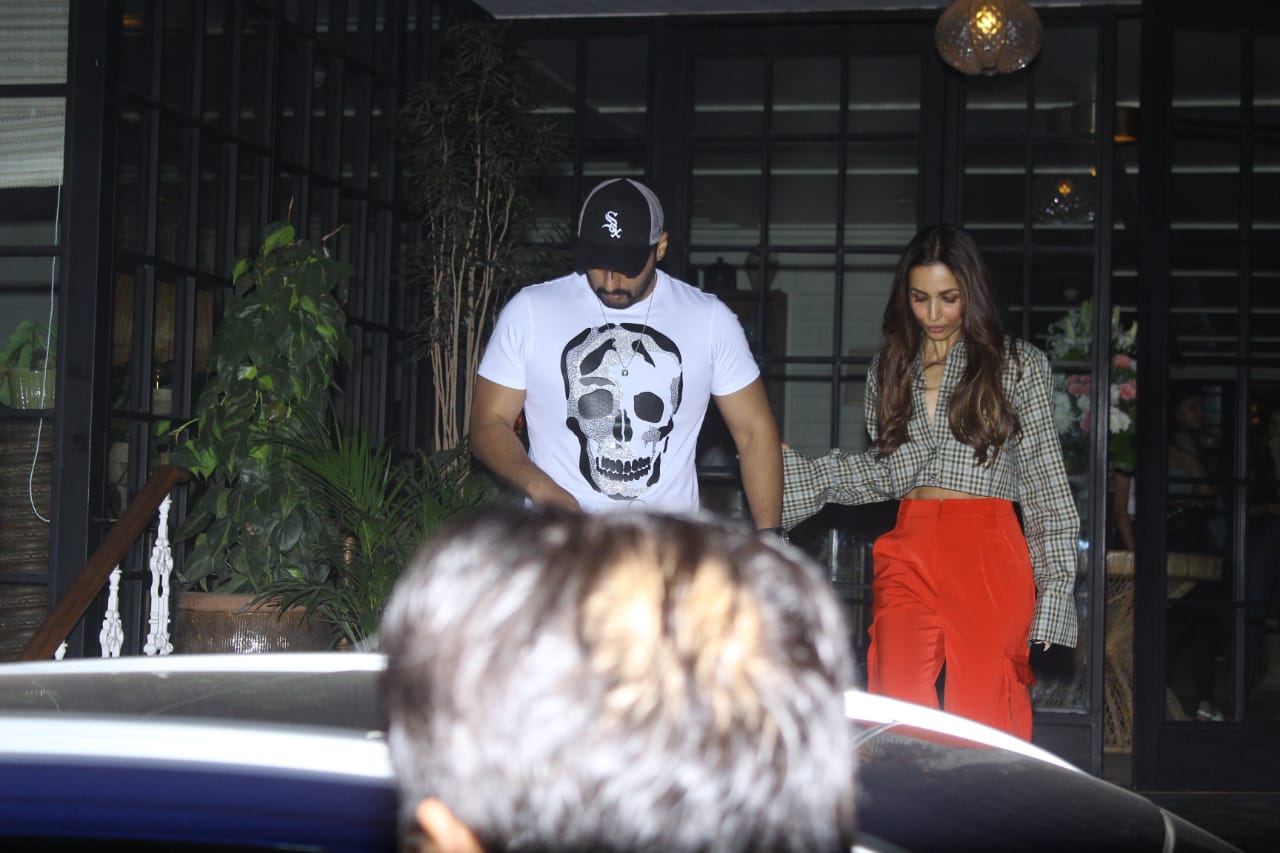 Ahead of Valentine's Day lovebirds Malaika Arora- Arjun Kapoor step out hand-in-hand for a ROMANTIC dinner date; PICS & VIDEO INSIDE!