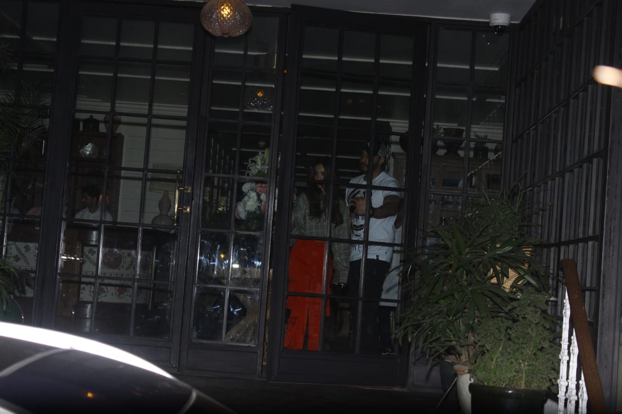 Ahead of Valentine's Day lovebirds Malaika Arora- Arjun Kapoor step out hand-in-hand for a ROMANTIC dinner date; PICS & VIDEO INSIDE!