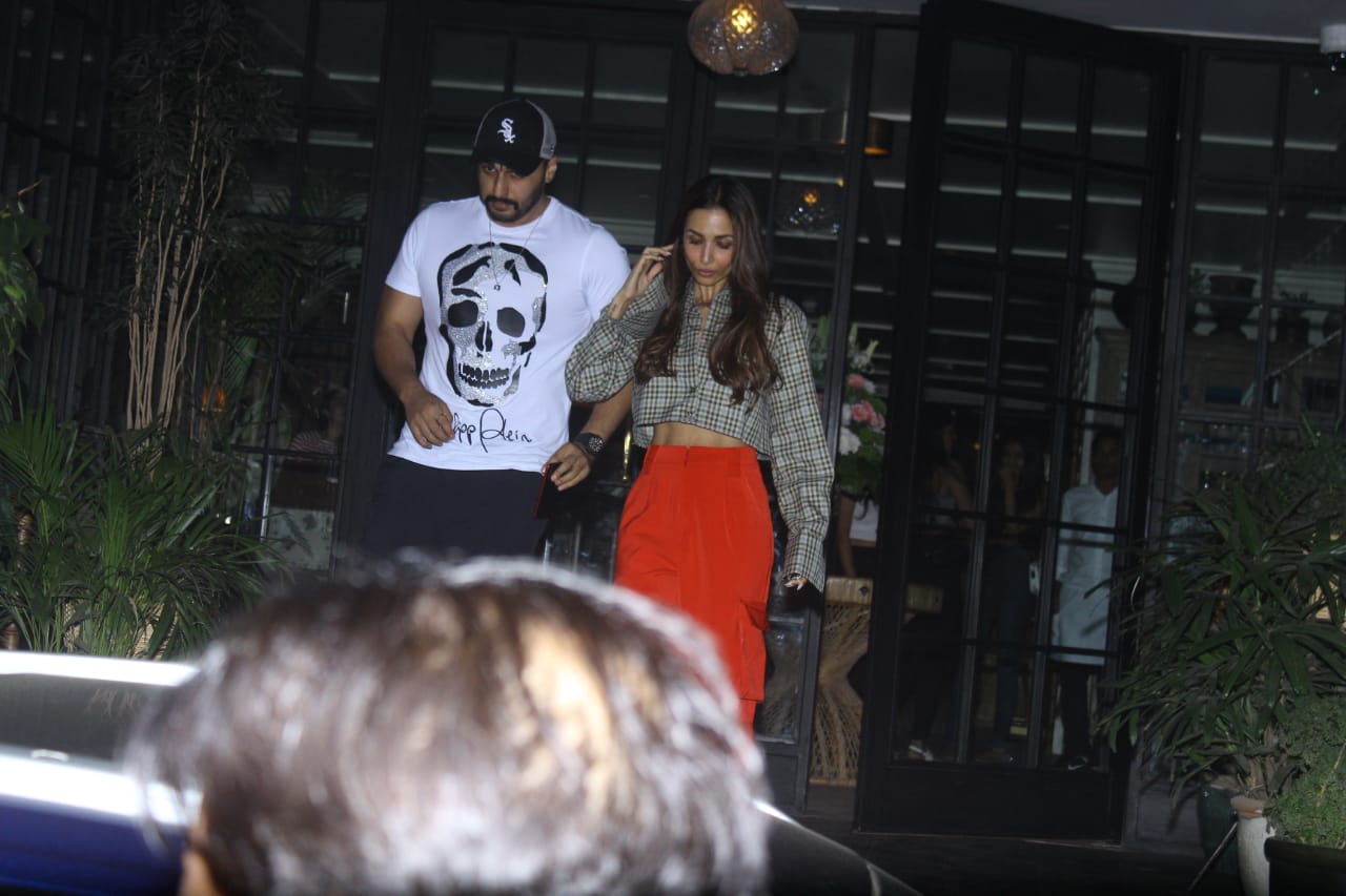 Ahead of Valentine's Day lovebirds Malaika Arora- Arjun Kapoor step out hand-in-hand for a ROMANTIC dinner date; PICS & VIDEO INSIDE!