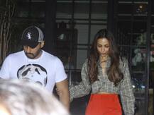 Ahead of Valentine\'s Day lovebirds Malaika Arora- Arjun Kapoor step out hand-in-hand for a ROMANTIC dinner date; PICS & VIDEO INSIDE!