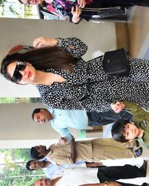 Kareena Kapoor Khan spotted with no makeup & messy hair! Some call her gorgeous, the other \