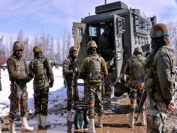 Pregnant woman stuck in heavy snowfall delivers twins after Army helps her to hospital in Kashmir Pregnant woman stuck in heavy snowfall delivers twins after Army helps her to hospital in Kashmir
