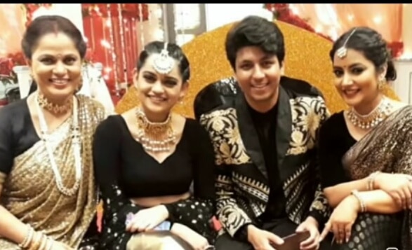 PICS: Newly-married 'Yeh Rishta...' actor Karan Pahwa & wife Supriya off to Singapore for their honeymoon!