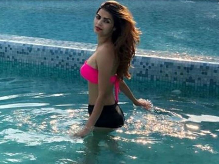 Ex Bigg Boss contestant Sonali Raut sets social media on fire with her hot bikini clicks! Ex Bigg Boss contestant sets social media on fire with her hot bikini clicks!