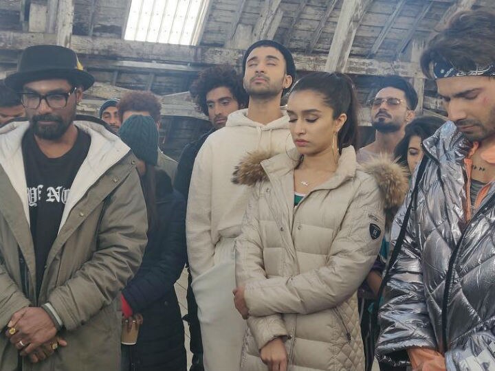 Pulwama Terror Attack: 'Street Dancer' actors Varun Dhawan-Shraddha Kapoor, director Remo D'Souza & other cast & crew pay tribute to martyrs in London! Pulwama Terror Attack: 'Street Dancer' actors Varun-Shraddha, director Remo & other cast & crew pay tribute to martyrs in London!