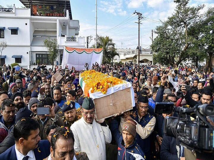 Nation bids tearful adieu to Army Martyr in Dehradun amid chants 'Major Chitresh Singh Bisht Amar Rahe’ Nation pays last respect to Army Martyr in Dehradun amid chants 'Major Chitresh Bisht Amar Rahe’