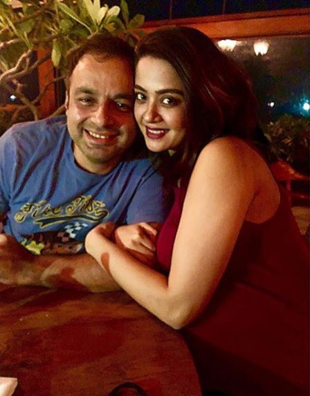 Mommy-to-be Surveen Chawla flaunts her heavy baby bump in latest pictures!