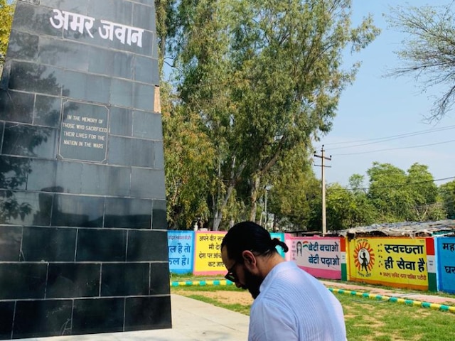 Pulwama attack: Saif Ali Khan pays tribute to martyrs at Amar Jawan Jyoti; Says- 'Deeply upset by what has happened' Pulwama attack: Saif Ali Khan pays tribute to martyrs at Amar Jawan Jyoti (SEE PIC)
