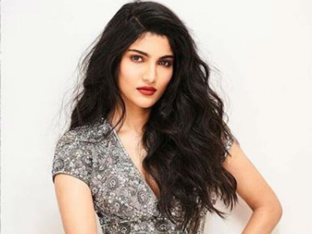 Move over Janhvi, Ananya & Sara Ali Khan, Salman Khan’s niece Alizeh Agnihotri is the NEW DIVA in making as turns model for aunt Seema Khan! After Janhvi Kapoor, Ananya Panday & Sara Ali Khan, Salman Khan’s niece Alizeh Agnihotri breaks the internet with her modelling pics