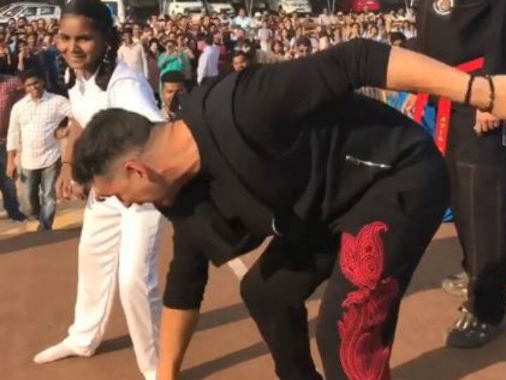 Akshay Kumar teaches self-defense techniques to young girl WATCH: Akshay Kumar teaches self-defense techniques to young girl