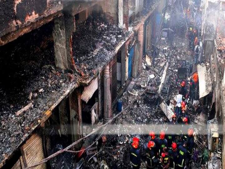 Locals and firefighters gather around buildings that caught fire late Wednesday in Dhaka, Bangladesh, Thursday, Feb. 21, 2019.(AP Photo)