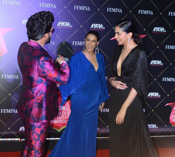 PICS & VIDEOS: Ranveer-Deepika greets pregnant Surveen Chawla at 'Femina Beauty Awards' red carpet!