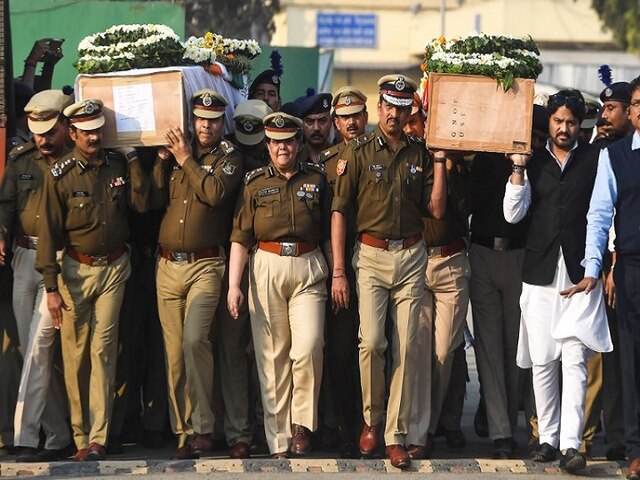 CRPF personnel's widow wants Indo-Pak dialogue, not war CRPF personnel's widow wants Indo-Pak dialogue, not war