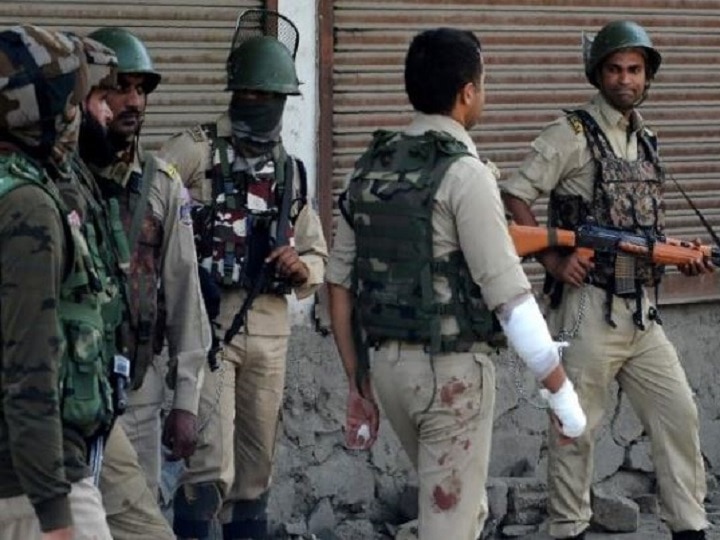 Jammu and Kashmir: Two policemen injured in grenade attack in Sopore J&K: Two foreign militants holed up in Bandipora, encounter with security forces underway