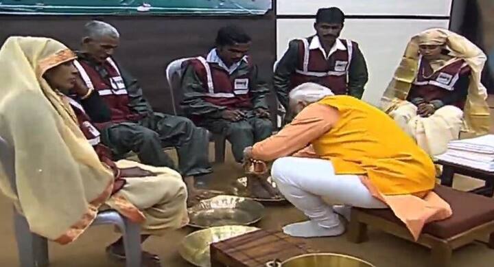 He presented them 'angvastram' and said he would carry the memory of washing the feet of safai karamcharis life-long.