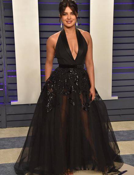 Dressed in a black tulle gown with a halter style neckline by Elie Saab the actress looked stunningly gorgeous posing for the shutterbugs 