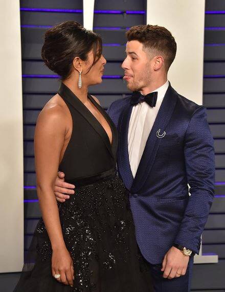 And Nick too returned the favour by repeating his wife's pose 