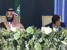 WATCH: Imran Khan enjoys meal, while Prez Alvi delivers welcome address for MBS seated at his place; both are asked to stand up
