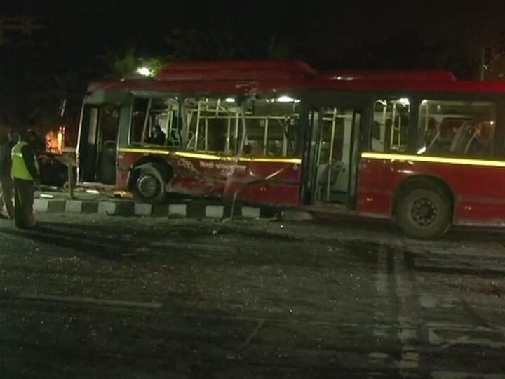 Delhi: Major collision leaves between truck, bus leaves 1 dead and 15 injured near ITO Delhi: Major collision leaves between truck, bus leaves 1 dead and 15 injured near ITO
