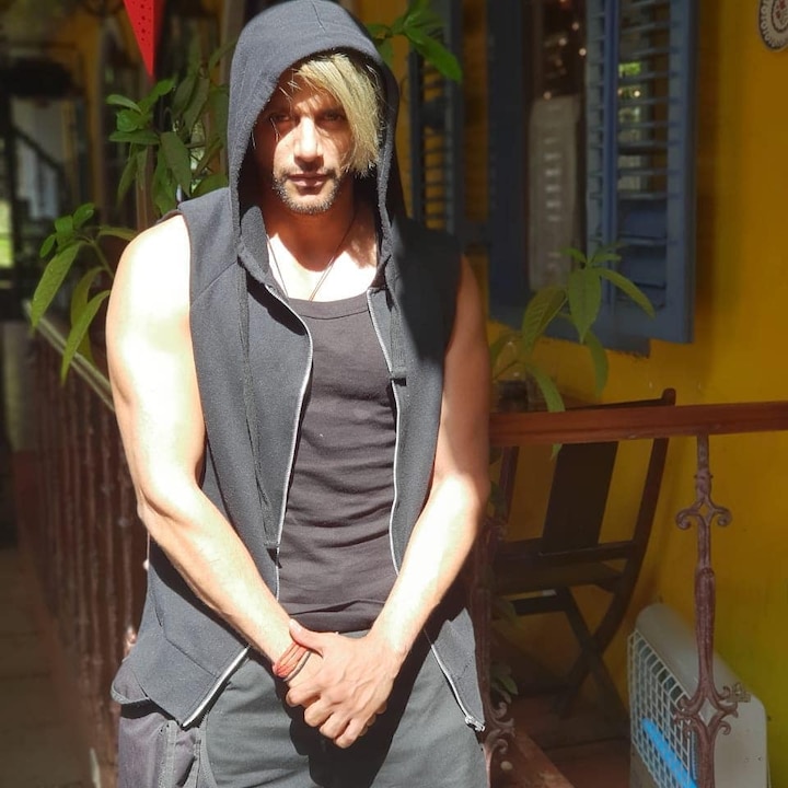 Karanvir Bohra poses in his new blonde hair