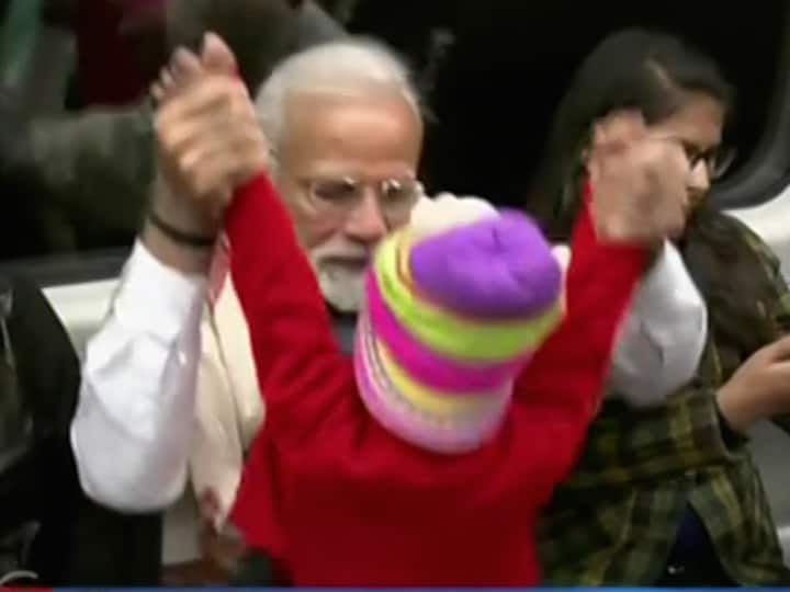 PM Modi boarded a train from Khan Market metro station on the Violet Line for reaching the venue and deboarded at Nehru Place. PIB Photo