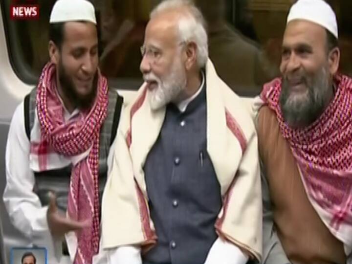 Inside the coach, he interacted with some of the commuters and posed with them for pictures. PIB Photo