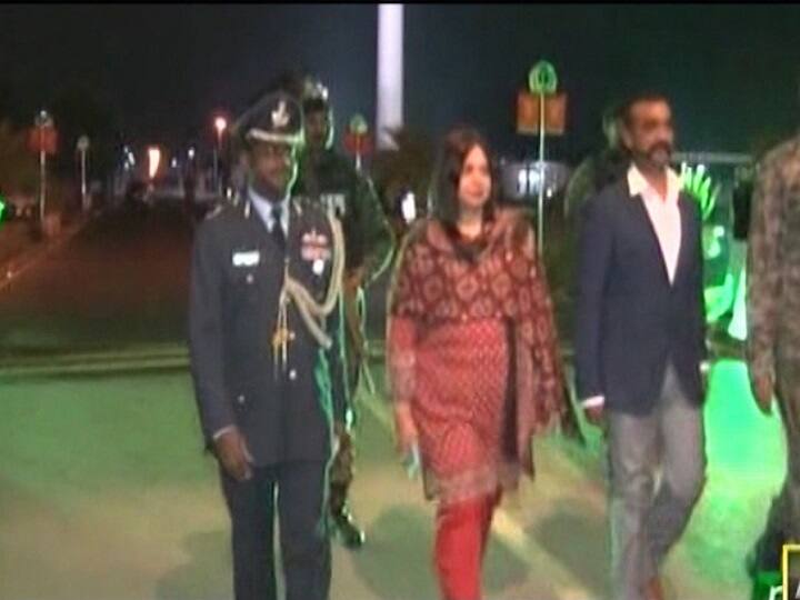 After being held captive by Pakistan, the braveheart soldier returned to India on Friday evening. He was wearing a blue suit and was accompanied by Indian army personnel. Though the IAF pilot looked fit enough to walk and entre the Indian border, his face was swollen and partial injuries were there on his face.
