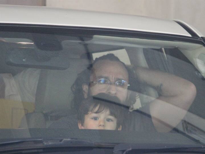 We can see Taimur enjoying his piggyback ride on Saif’s shoulder before sitting in the car. 
