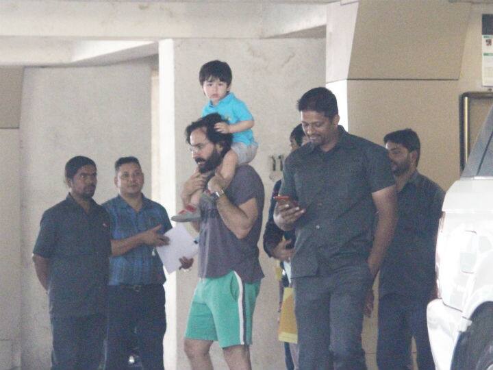 Both Taimur and Saif are seen wearing casual clothes.