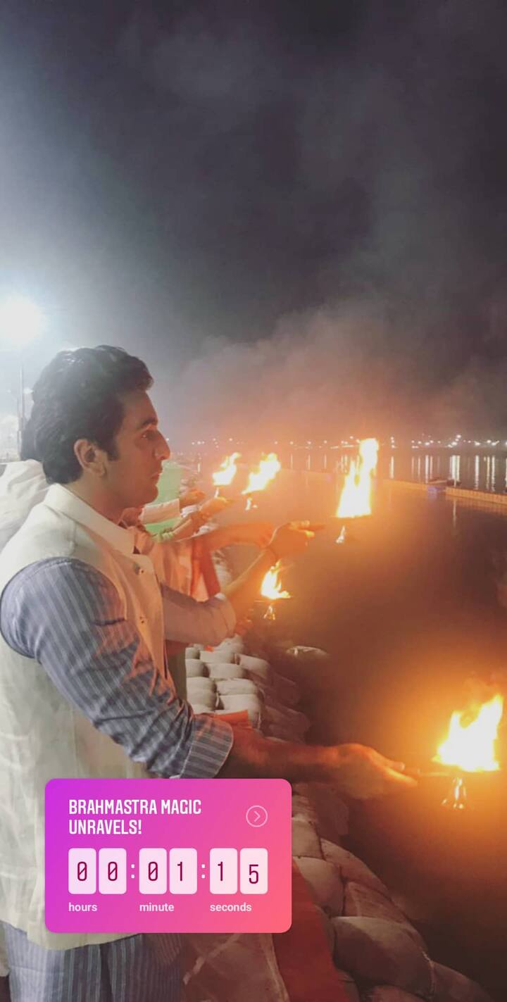 Ranbir, who delivered the blockbuster hit ‘Sanju’ last year, can be seen performing the aarti in this picture. 