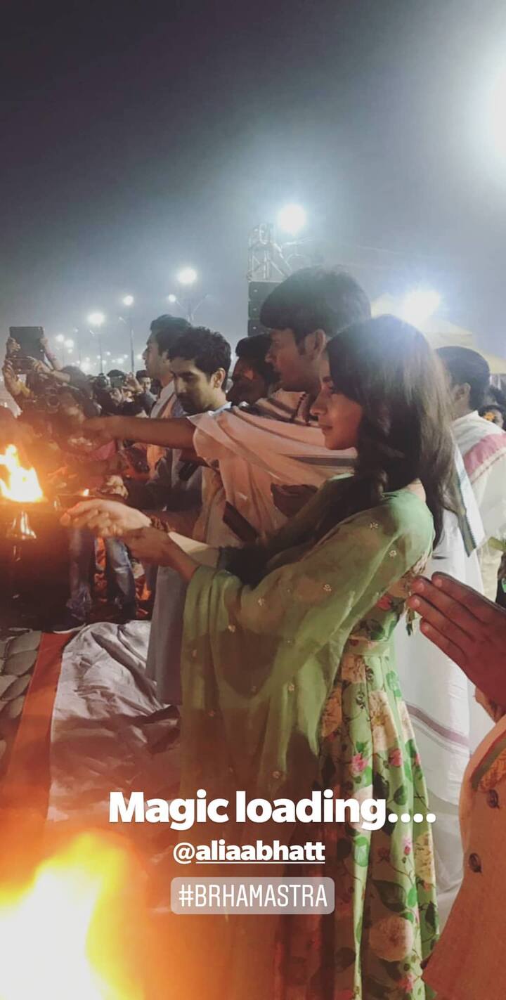 Here's a picture of Alia performing the aarti at Kumbh Mela