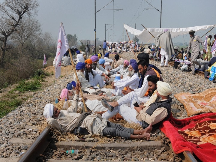 Farmers To Block Tracks On Monday Until MoS Ajay Mishra Is Removed In 'Rail Roko'