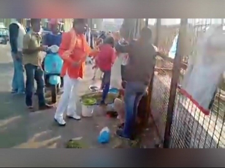 Two Kashmiris attacked by saffron-clad men in UP, one held Two Kashmiris attacked by saffron-clad men in Lucknow, one held