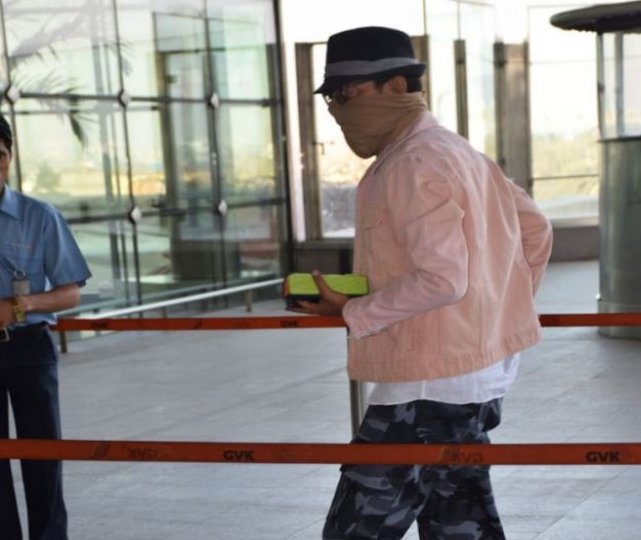 FIRST PICS: Amid cancer treatment, Irrfan Khan spotted at the Mumbai airport; Hides his face!