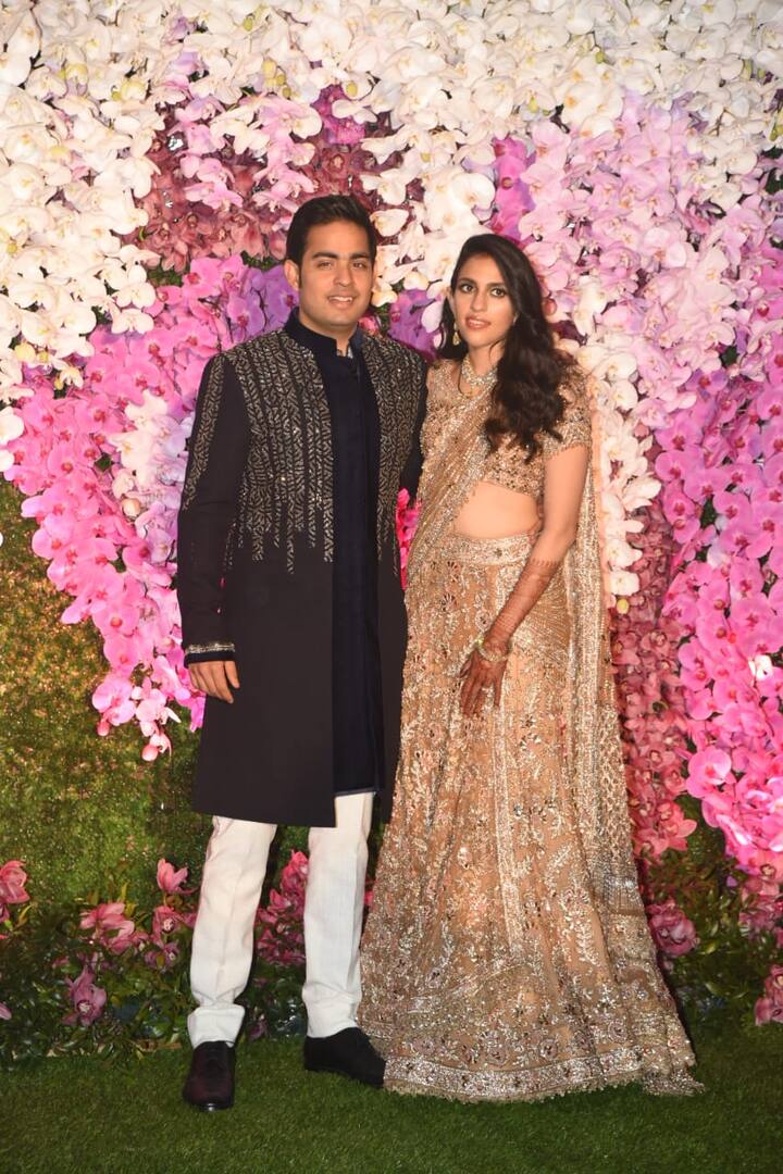 After a grand wedding, the Ambani family hosted a reception for the newly married couple-Akash Ambani and Shloka Mehta. Bollywood actresses including Aishwarya Rai, Shilpa Shetty, Kajol attended the wedding bash.